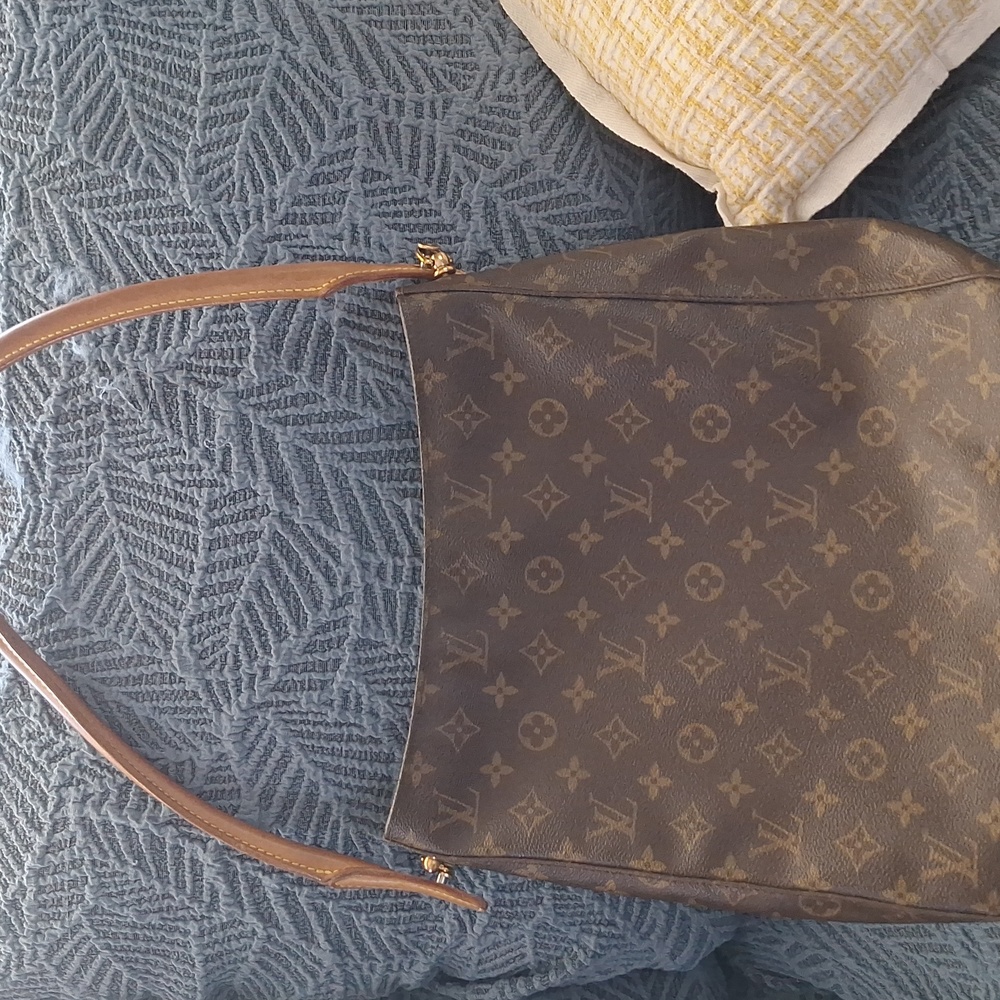 Louis Vuitton GM monogram looping